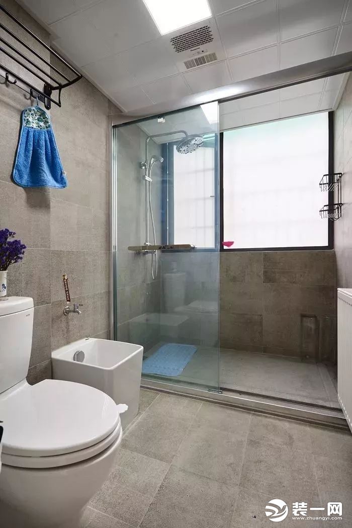 淋浴房一字玻璃隔断门装修效果图