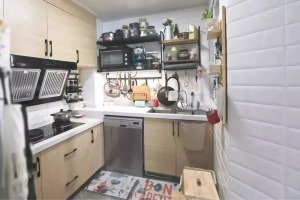 现代简约三居室厨房高低台面设计效果图