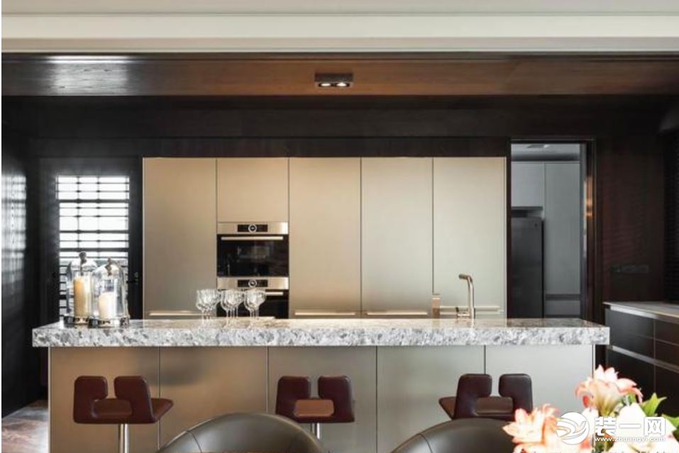 上海豪宅英式风格装修设计—800平米别墅开放式厨房装修效果图