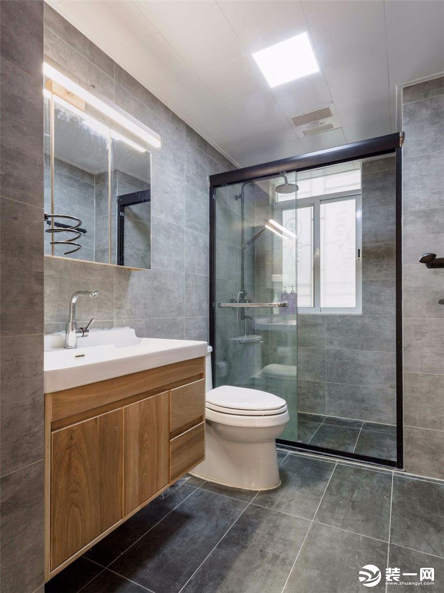 126平三居室现代风格浴室卫生间装修效果图