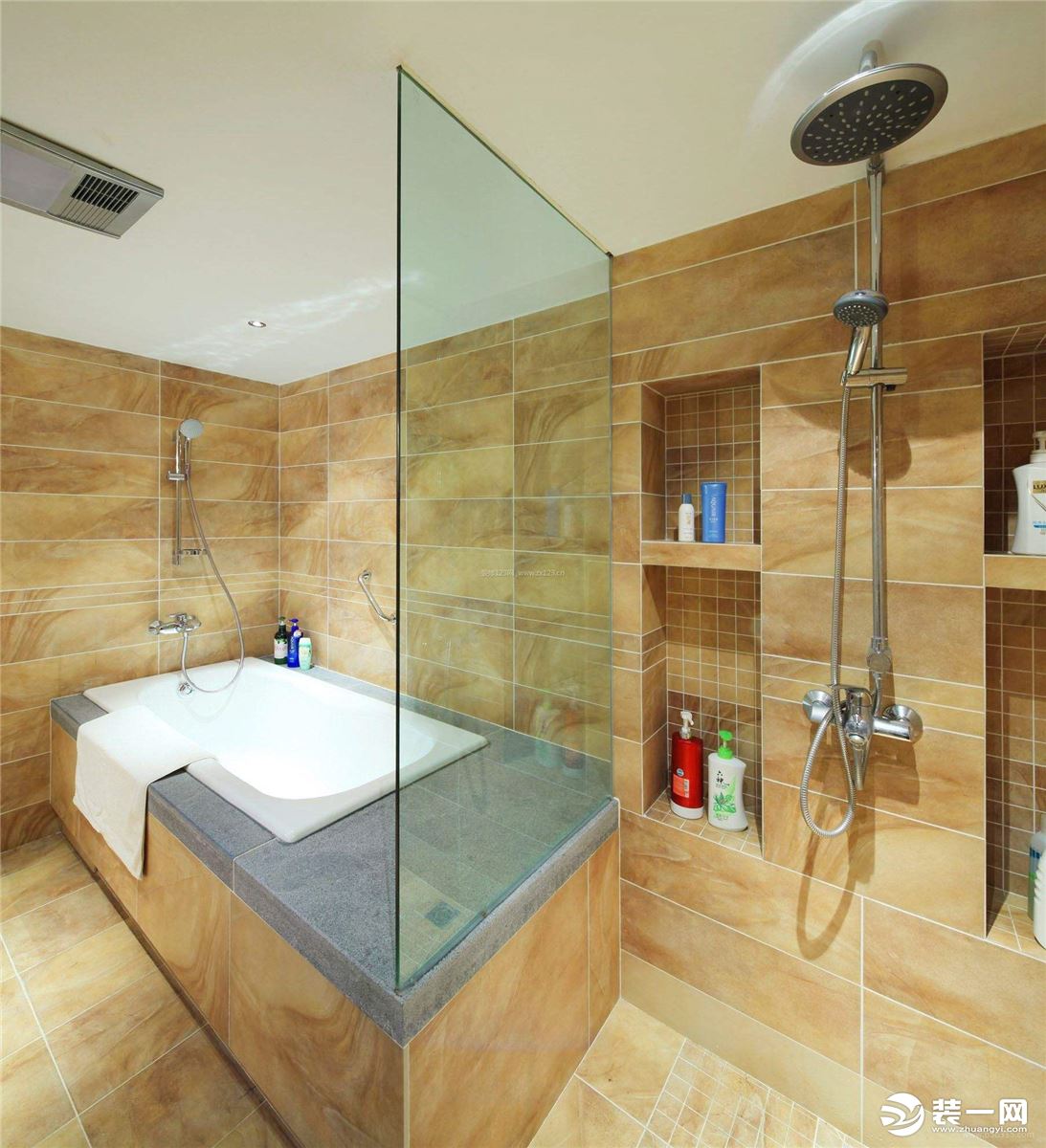 卫生间淋浴玻璃隔断装修设计展示—现代风格玻璃隔断图片