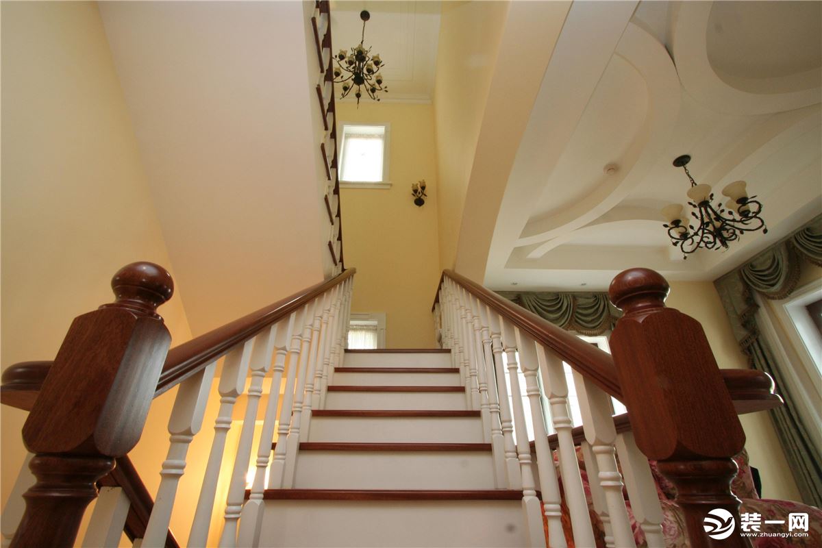 2017美式风格别墅室内大理石楼梯间装修效果图 – 设计本装修效果图