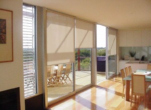 家庭窗户卷帘窗帘安装效果图片—客厅阳台