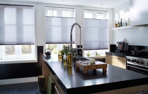 家庭窗戶卷簾窗簾安裝效果圖片—廚房