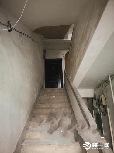 楼梯水泥脱落实景图