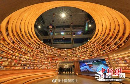 青城阅立方书店360度环形书墙图