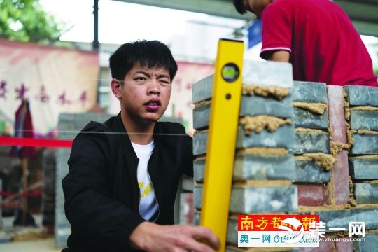 世界技能大赛梁智滨夺冠 搬砖砌墙为国拿第一枚砌筑项目金牌