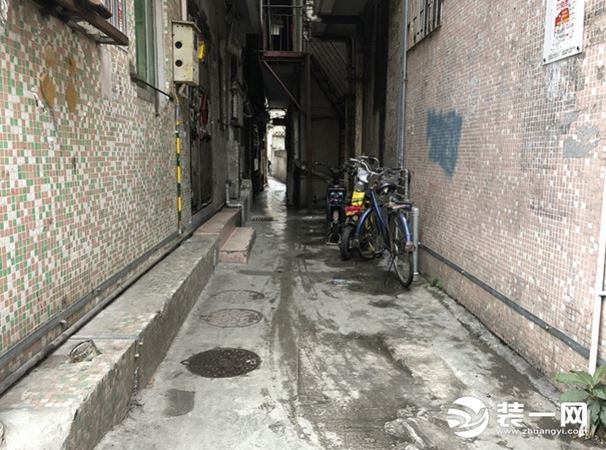 南山村正一坊55-2栋的路面，即使晴天也依然湿漉漉