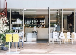 日本小众咖啡馆原木风格咖啡厅复古实景图