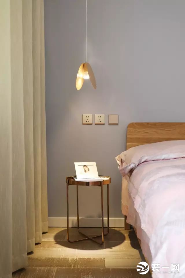 最美床头壁灯装修效果图之简约风格卧室床头金属吊灯