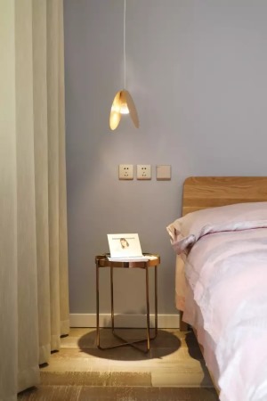 最美床头壁灯装修效果图之简约风格卧室床头金属吊灯