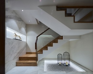 復式公寓現代風木樓梯設計圖片