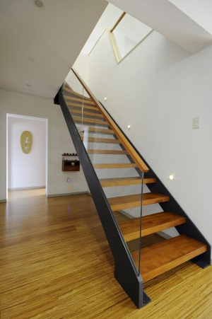 復式公寓現代風木樓梯設計圖片
