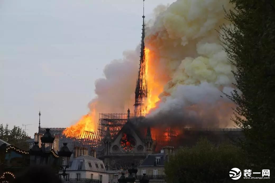 巴黎圣母院大火图片