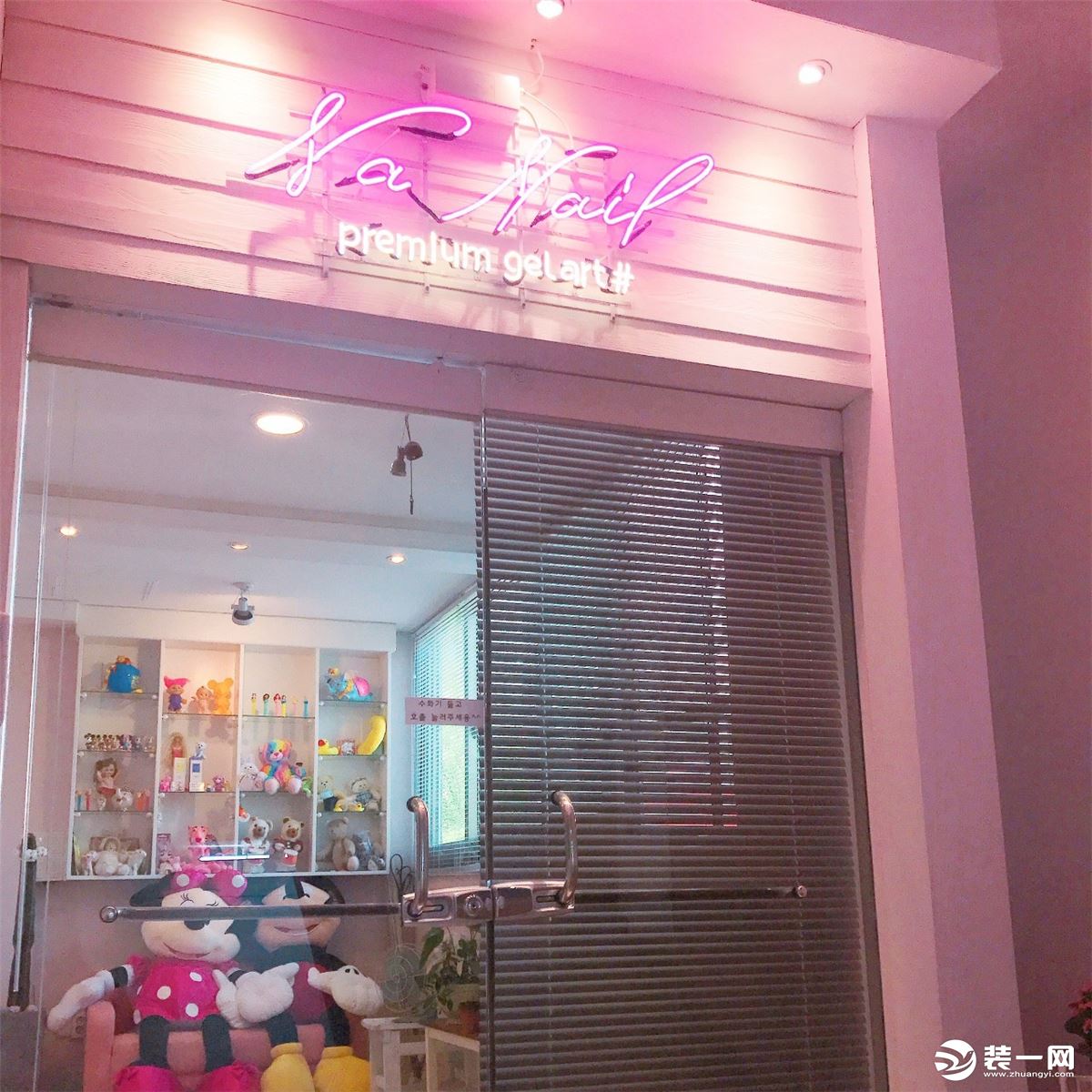 网红美甲店装修图片