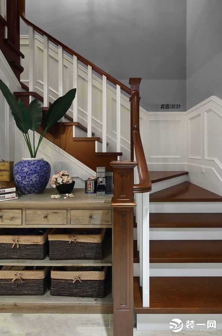 复古木质楼梯装修效果图大全之白色木质楼梯
