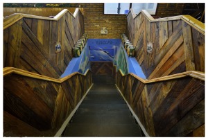 復古木質樓梯裝修效果圖大全之酒吧木質樓梯