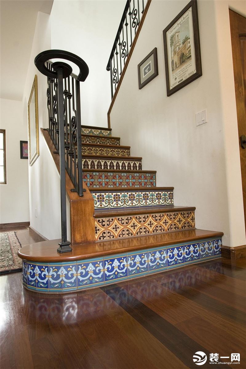 小型别墅楼梯装修效果图集锦之新古典风格楼梯