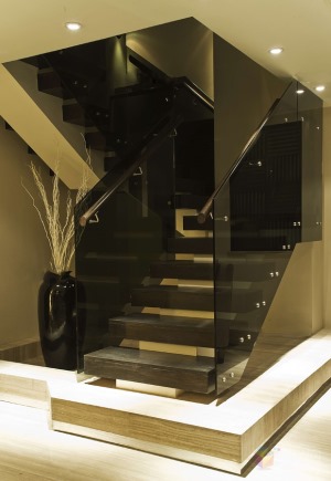 现代风格楼梯玻璃楼梯扶手图片