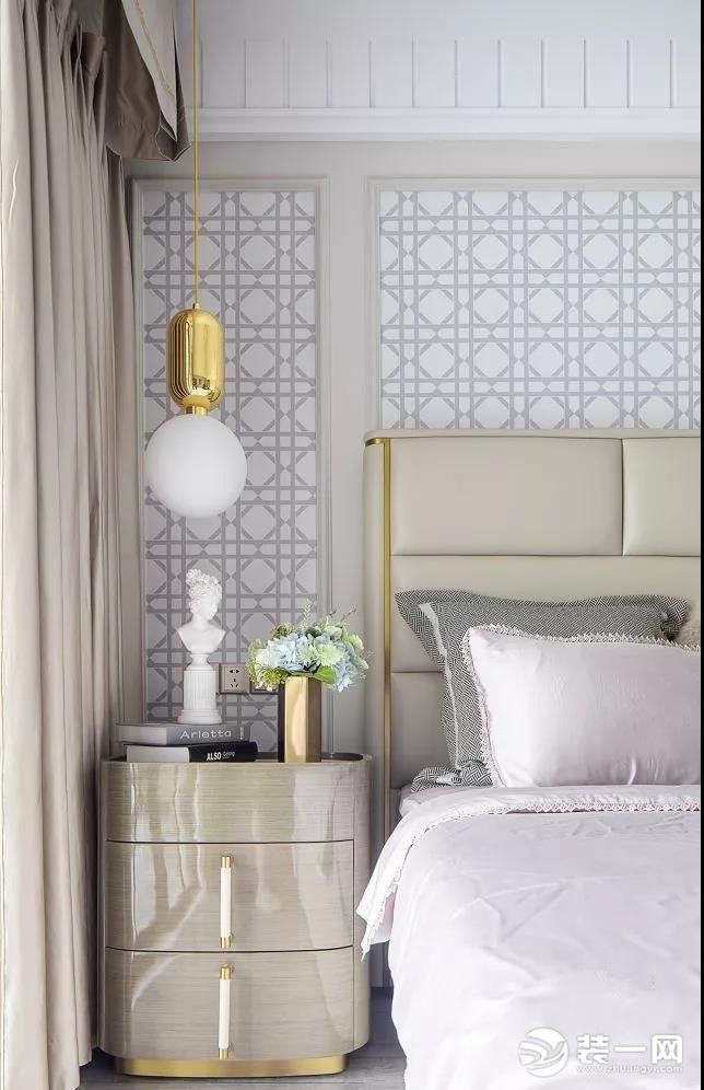117平米法式轻奢风格搭配灰粉三居室装修效果图之卧室床头
