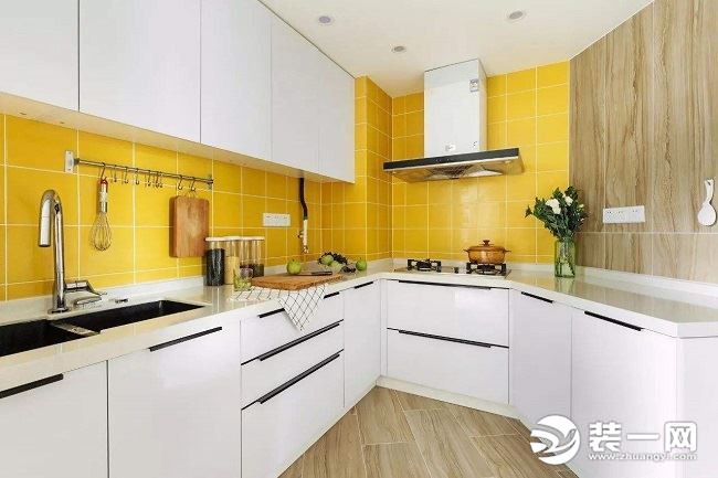 厨房暖黄色墙砖效果图