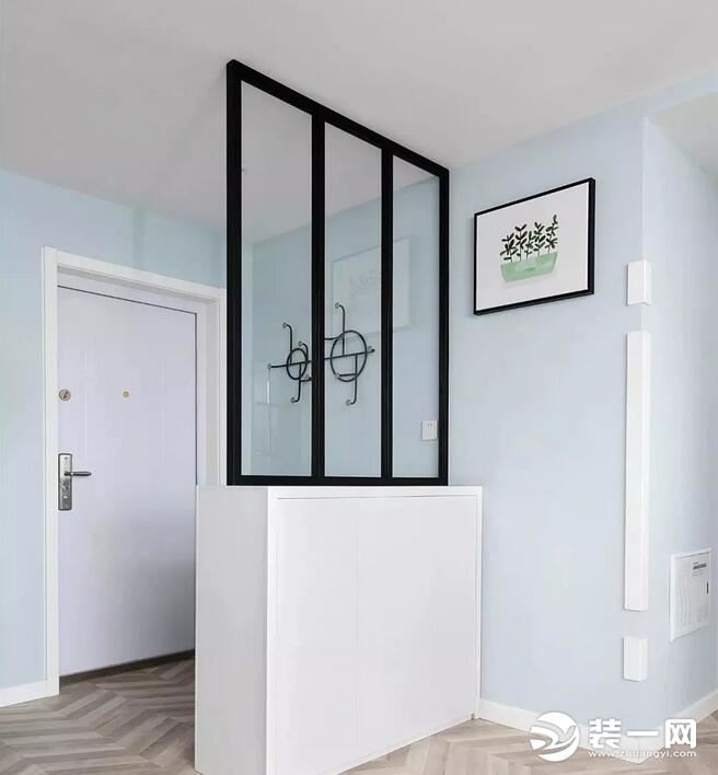 现代简约风格奇葩户型玄关装修效果图纯白色的柜子和柜子上面的玻璃的隔而不断的设计 显得实实用而雅致大气