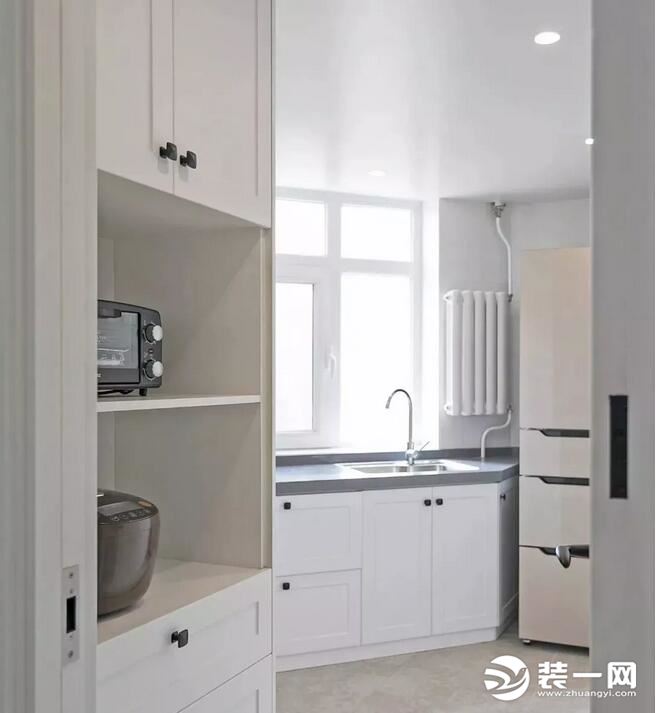 现代简约风格奇葩户型厨房装修效果图不规则的厨房巧妙的布局利用做成L型的操作台让整个厨房的空间很宽裕
