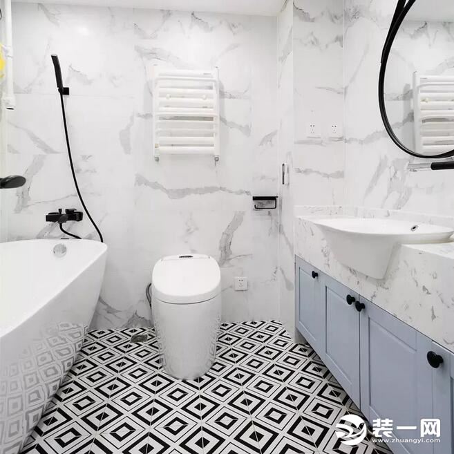 现代简约风格奇葩户型卫生间装修效果图 卫生间的装修没有复杂的设计让居住者尽情的享受泡浴时刻