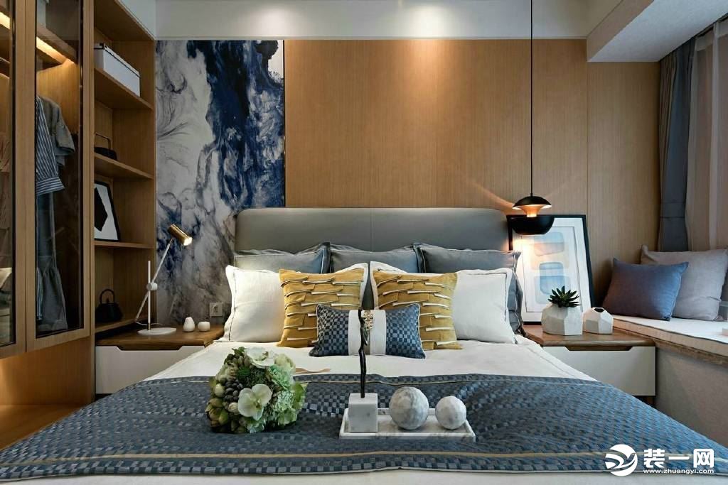 现代简约风格卧室装修效果图 原木色与白色结合，让空间清新自然，深色家具又让整体色调沉稳大气!