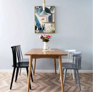 现代简约风格奇葩户型餐厅装修效果图原木材质的餐桌搭配黑白灰的餐椅双拼文艺的吊灯设计 显得餐厅简洁温馨