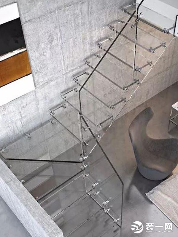 室内楼梯装修 玻璃材质楼梯装修效果图