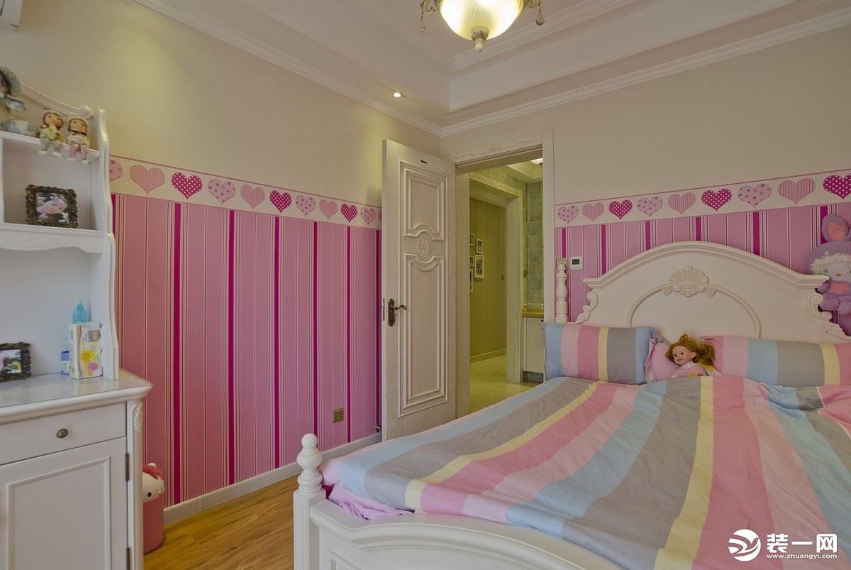 天真烂漫的儿童房壁纸装修效果图之粉红小空间