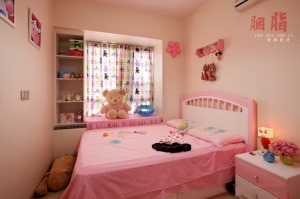 天真烂漫的儿童房壁纸装修效果图之粉红壁纸
