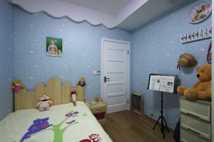 天真烂漫的儿童房壁纸装修效果图之天蓝色壁纸