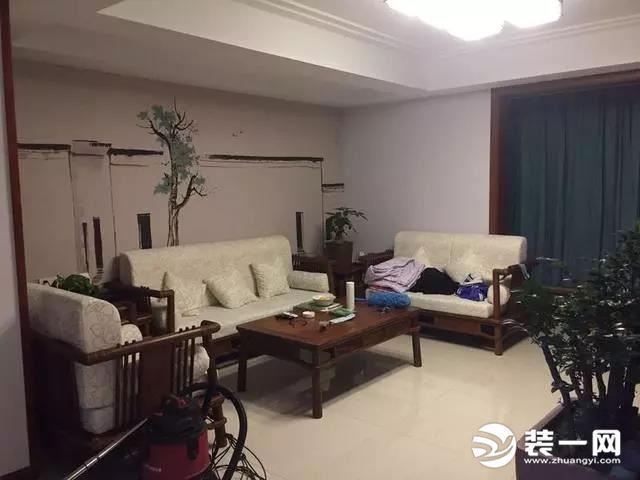 下一楼带小院装修和地下室的新房 图片