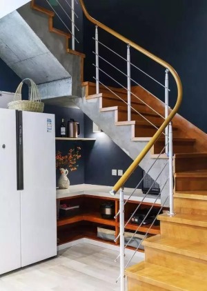 210平米大户型复式房装修之楼梯装修效果