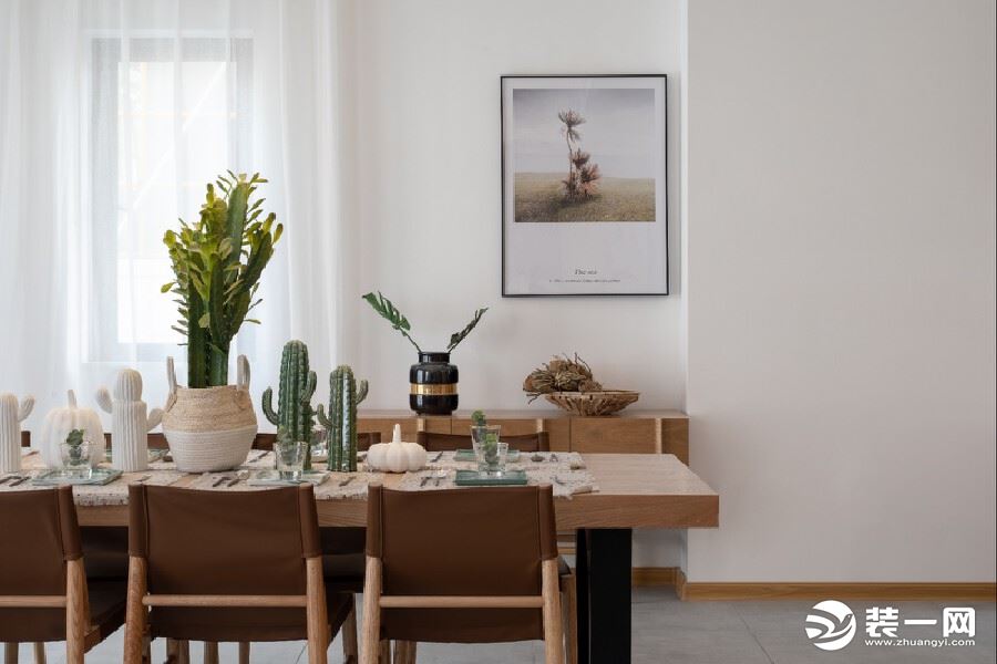 现代简约风格餐厅 餐桌上写意北欧轻时尚风的仙人掌、南瓜，展现一种质朴，清新的品质之美。
