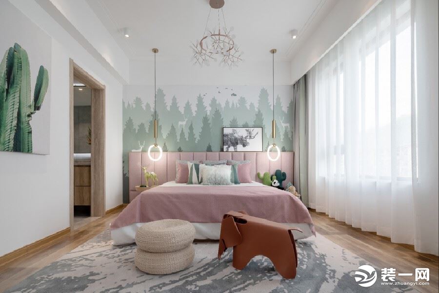 北欧轻奢风儿童房设计  大片的写意粉红，点缀灰绿，织成一个暮日森林的梦境