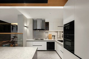 150平米现代港式家装厨房效果图  在烹饪区域设置了不同的灯光效果，解决采光偏弱这一问题