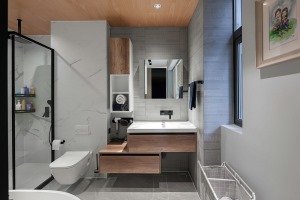 150平米现代港式家装卫生间效果图  主卧的开放式设计，延续了空间简约大方的设计逻辑