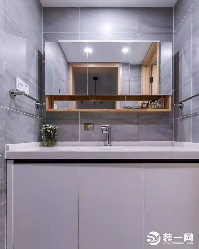 小户型浴室镜面储物柜装修效果图