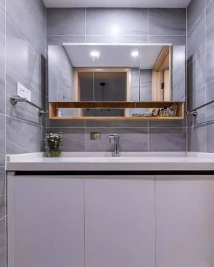 小户型浴室镜面储物柜装修效果图