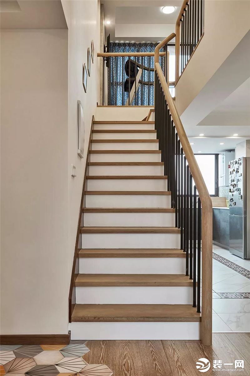 195平米现代简约复式楼装修设计之楼梯装修效果图
