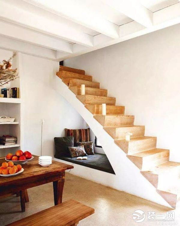 如何利用楼梯下空间？室内楼梯下空间设计技巧分享