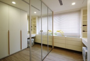 三居室现代风卧室隐形门设计