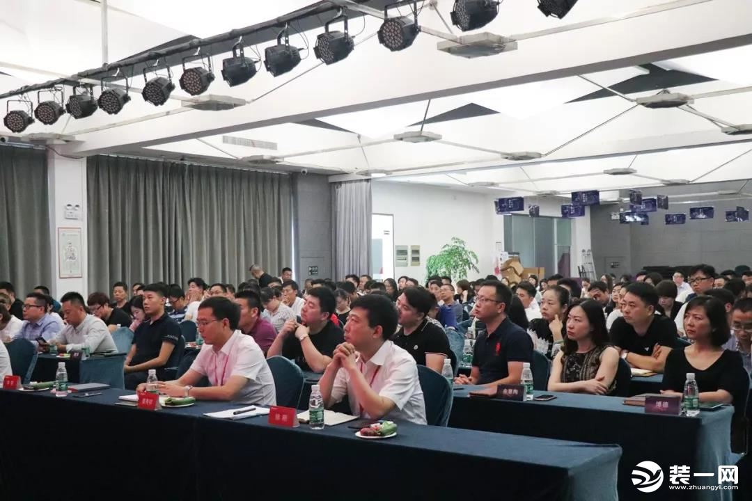 红蚂蚁装饰年度总结会现场图