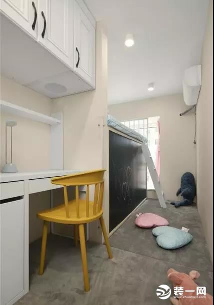 小户型卧室高台床设计图片