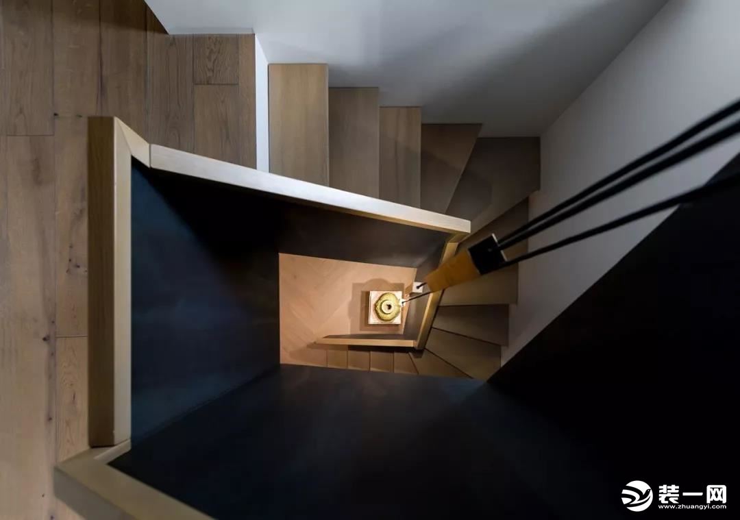 147平现代家居带阁楼设计装修之楼梯整体效果