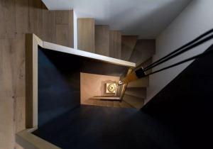 147平现代家居带阁楼设计装修之楼梯整体效果