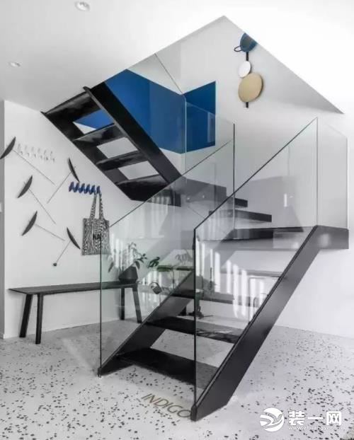简约型玻璃旋转楼梯装修效果图